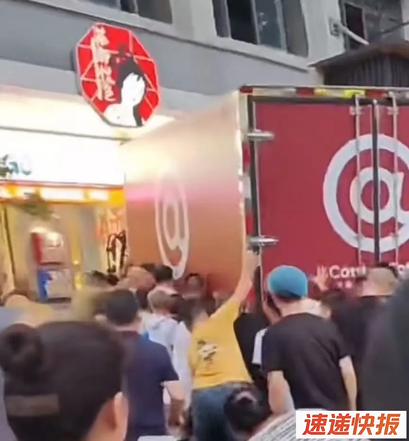 网友发布的现场视频截图可见，众人在挪车救人。