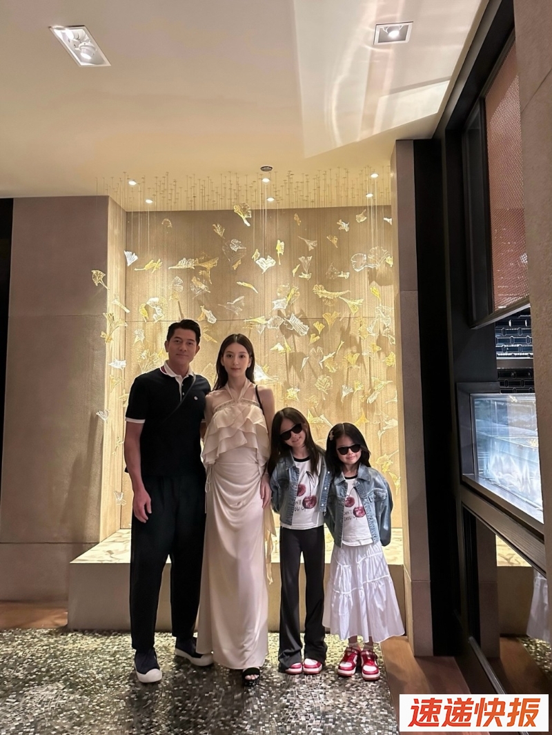 方媛与老公及两名女儿庆生。