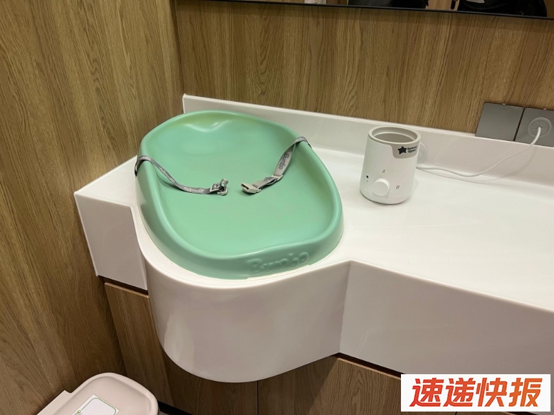 油塘大本型商场G楼育婴间，配备有安全带的换片台和暖奶器。
