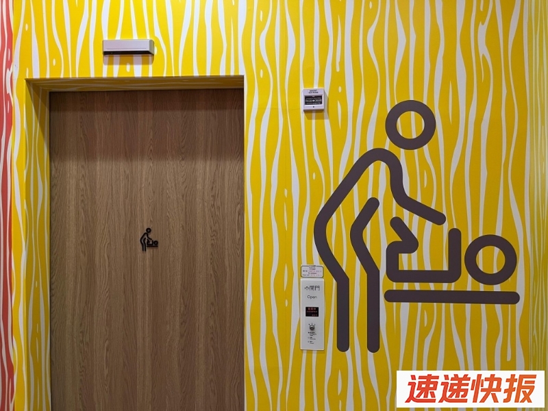 油塘大本型商场G楼育婴间门口安装了自动感应门锁，标明开放状态和已使用时长。