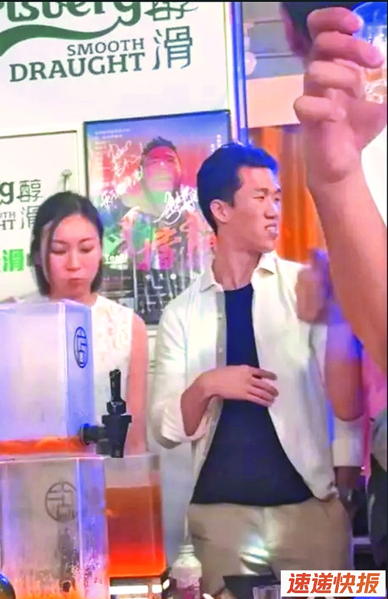 新男友（右）