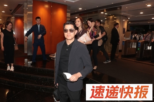 郭富城除下口罩十分亲民。