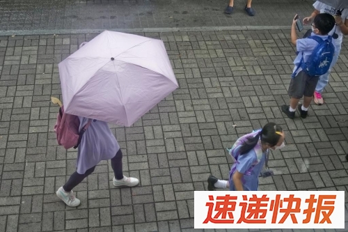 夏天炎热多雨，家长指会预留1套校服，以便清洗后未及风干时替换。