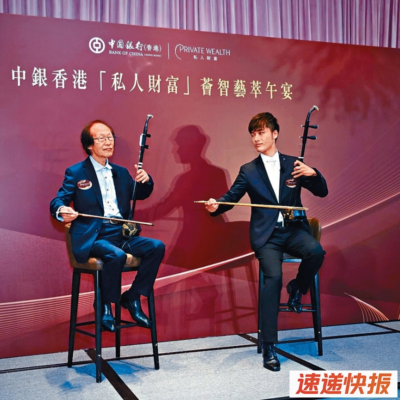 去年6月，朱芸编（右）与父亲朱道忠（左）一同演出。