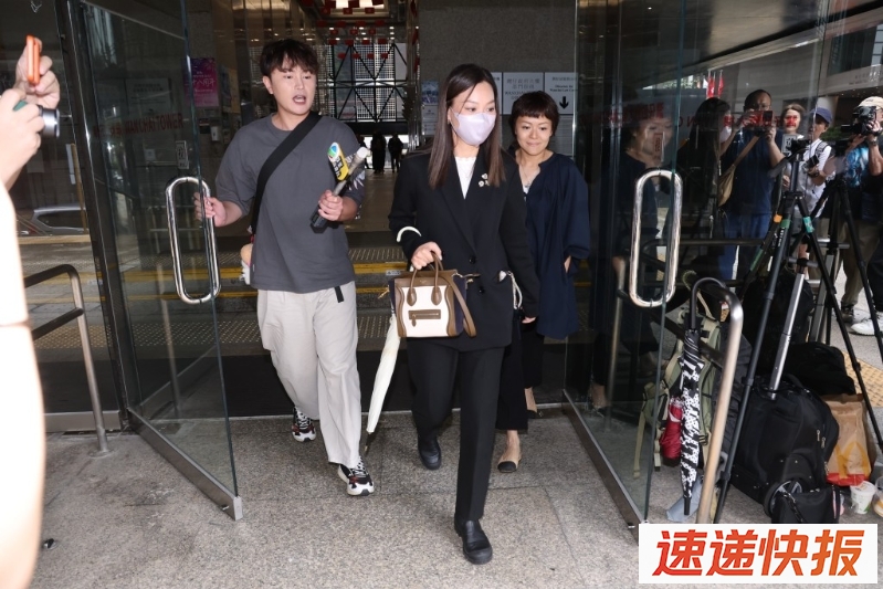 余思敏（中）与律师团队离开法院。