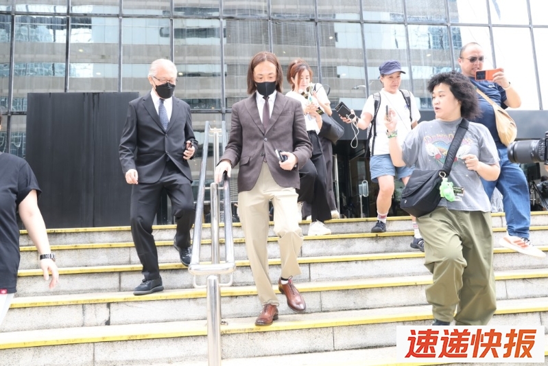 郑东汉与郑中基离开法院。