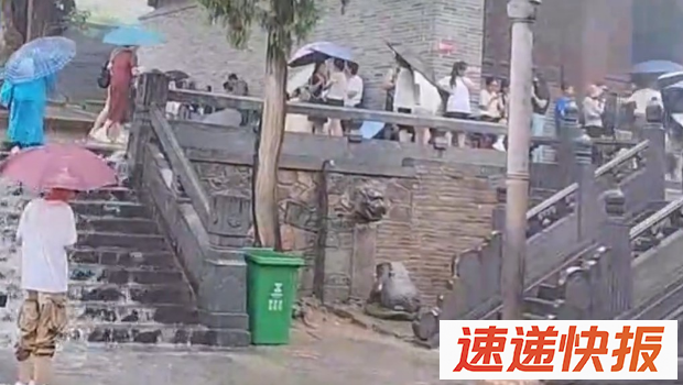 游客图入内避雨遭拒，少林寺解释因文物场所。