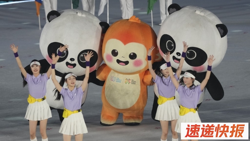 吉祥物“蜀宝”和“锦仔”在开幕式上。