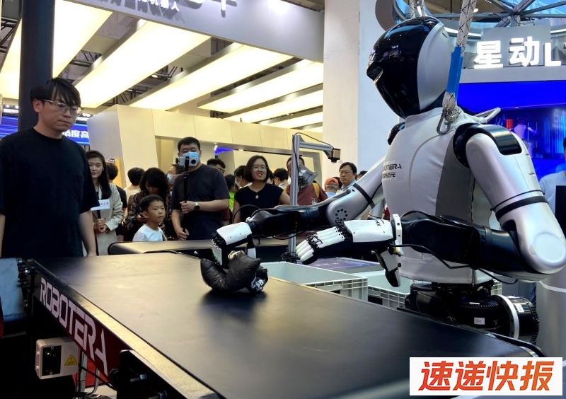 图为2025世界机器人大会上的一款机器人正在展示物品分拣能力。新华社记者魏梦佳摄