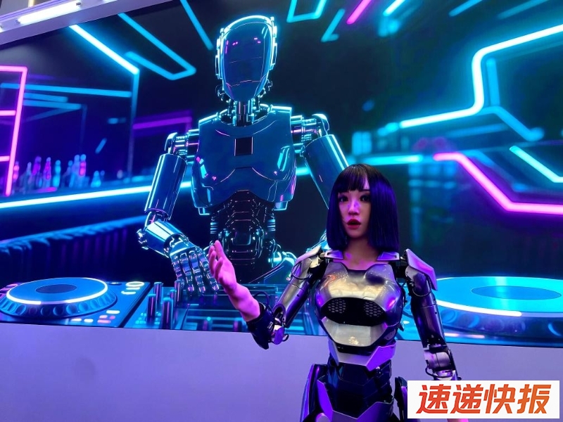 图为2025世界机器人大会上的一款机器人正与观众互动。新华社记者魏梦佳摄