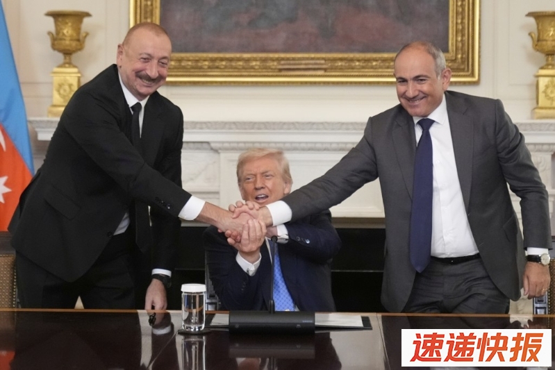 亚美尼亚总理帕希尼扬（右）与阿塞拜疆总统阿利耶夫（左）在特朗普见证下，握手言和。