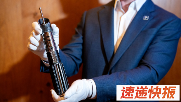 《星战》黑武士光剑将被拍卖。