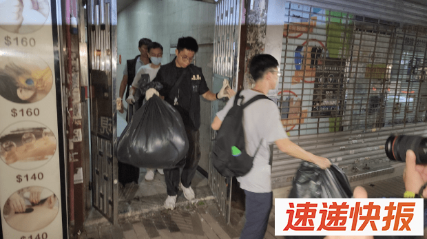 警方晚上从案发单位取走多袋证物。