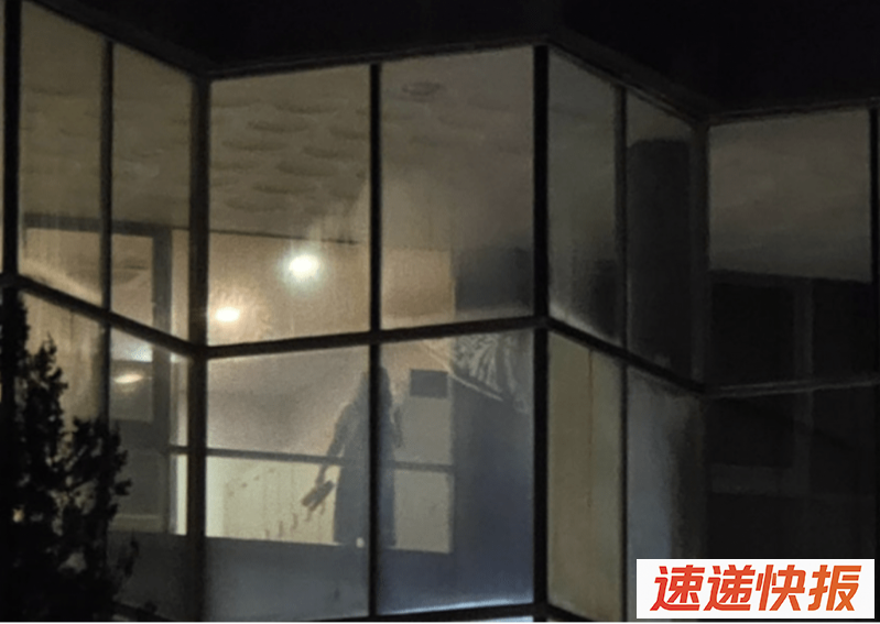 A先生还要求酒店配合，求证事件，果然当他的妻子在桑拿房站着时，由于桑拿房里空无一人，从草坪上就能清楚地看到她。