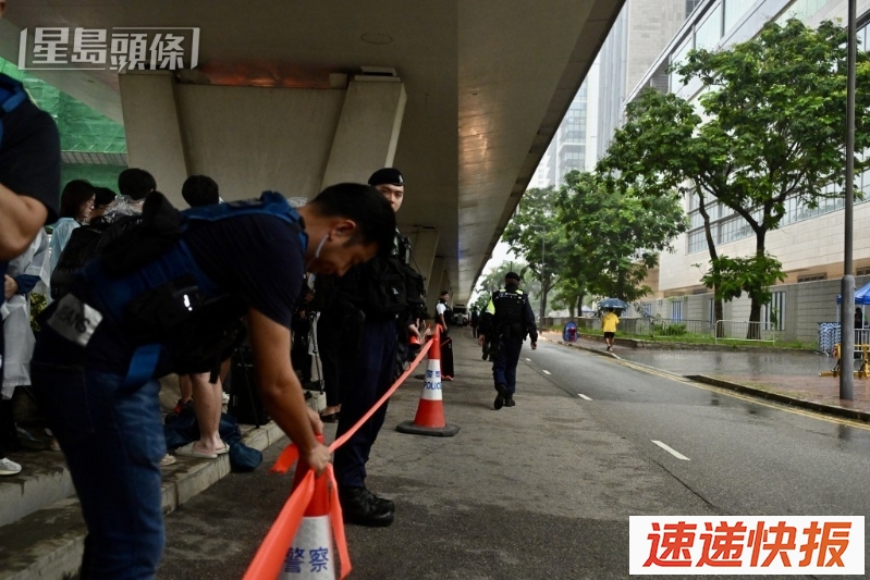 警方在现场维持秩序。