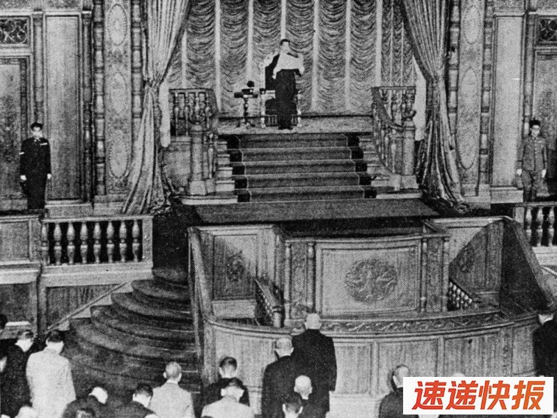图为日本天皇在议会宣布投降。
