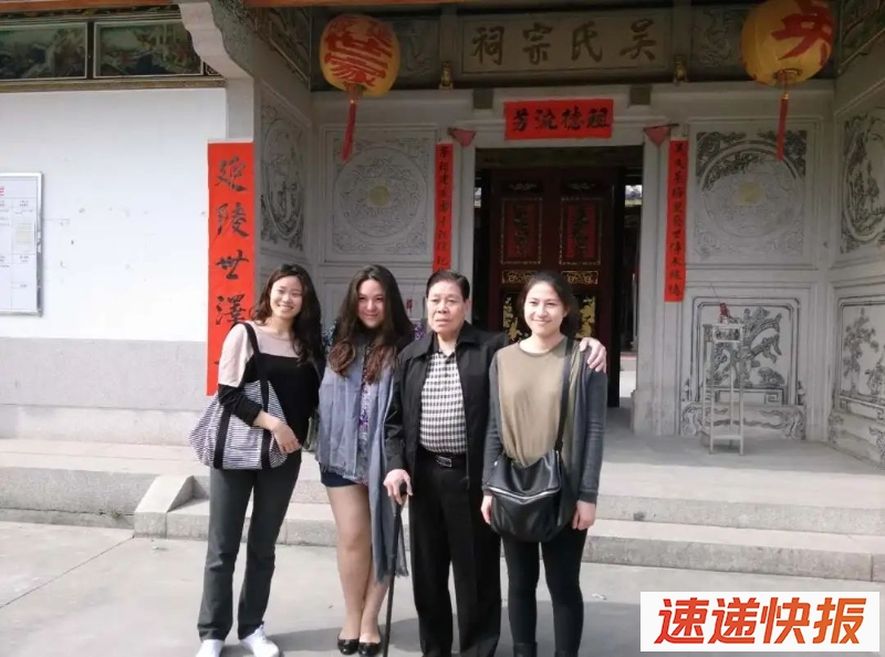 2017年，吴清亮携孙辈在家乡吴氏宗祠前合影。