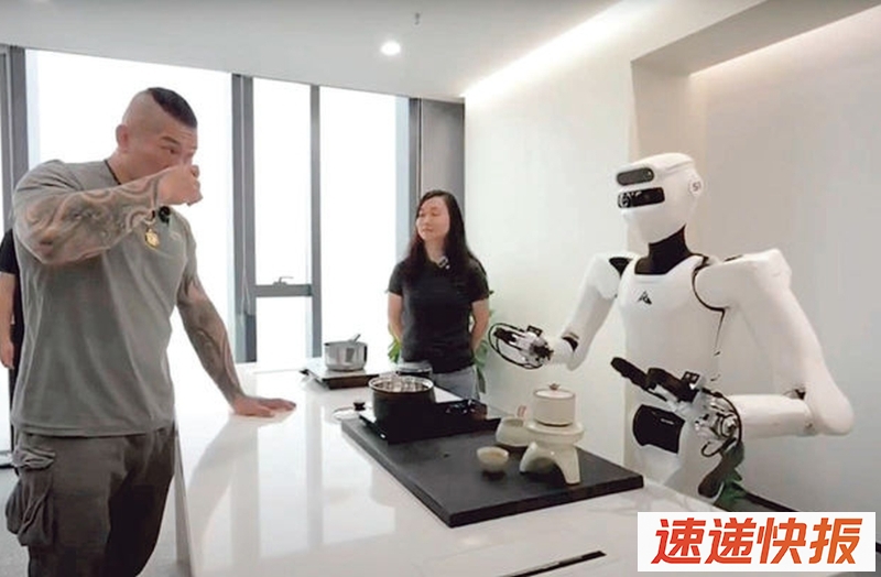 “馆长”陈之汉在深圳体验星尘智能机械人。
