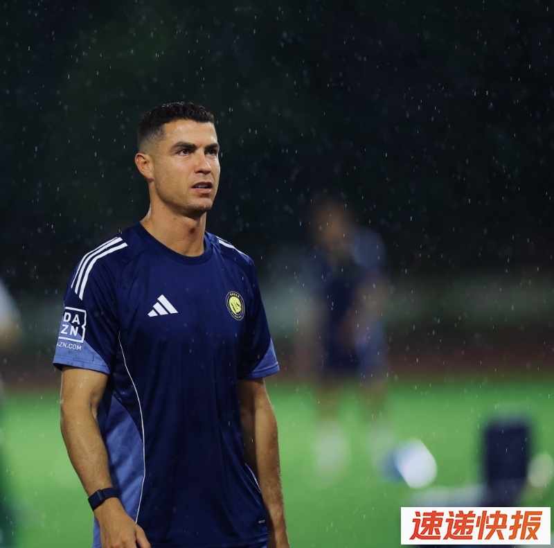 C罗周四率队冒雨练球。