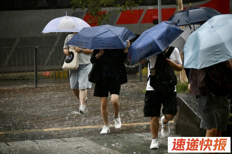 不少巿民冒着黑雨上班。